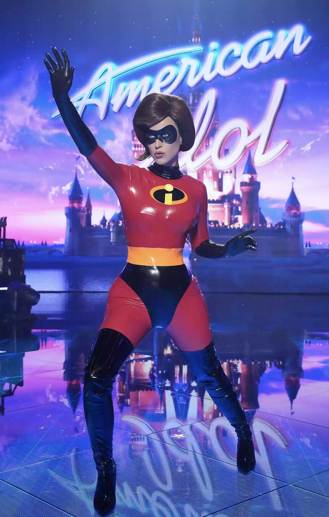 Latex Superhero on American Idol: Katy Perry Stuns in her Red Latex Elastigirl Anzug